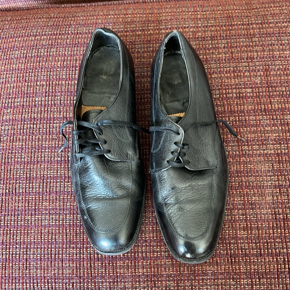 Mens black leather grain lace up shoes, size 10!  Perfect for dressy or casual!